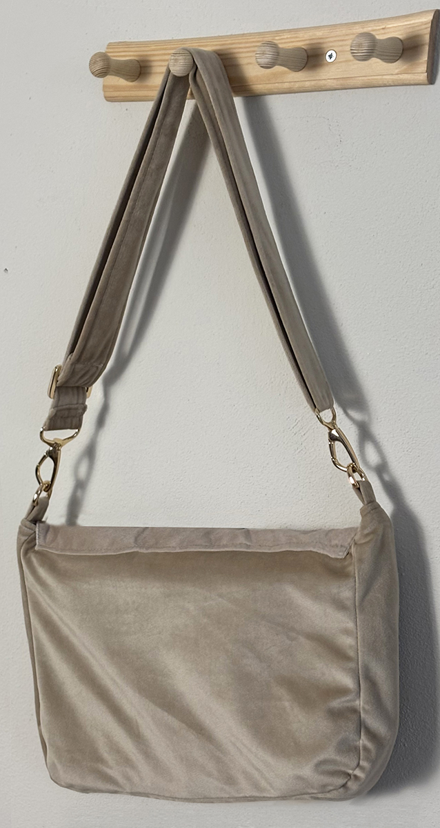 Tył torebki damskiej z weluru dekoracyjnego