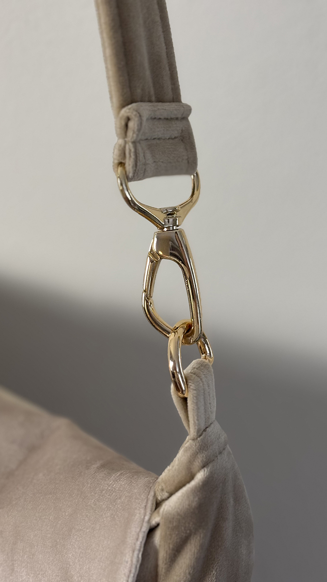 Złote detale i pasek torebki welurowej