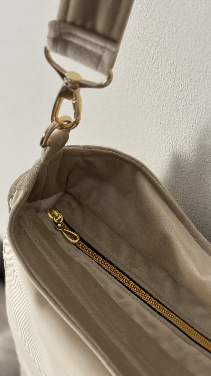 Główna komora torebki damskiej zamykana na suwak