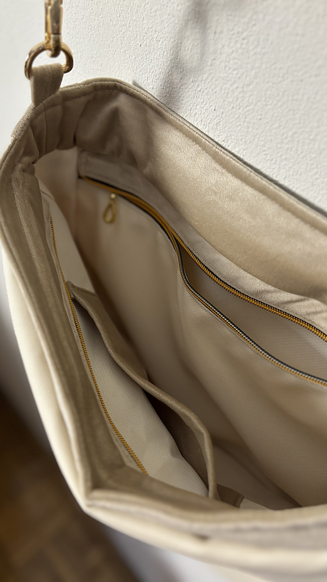 Wnętrze torebki welurowej z kieszeniami