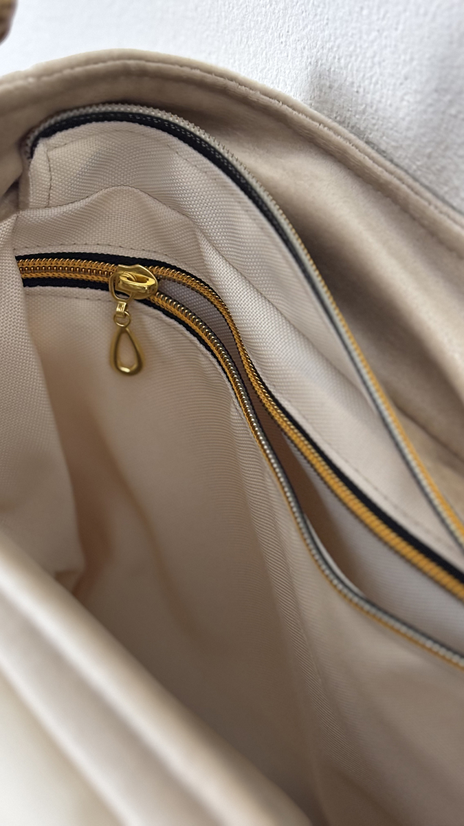 Wewnętrzna kieszeń torebki zamykana na suwak