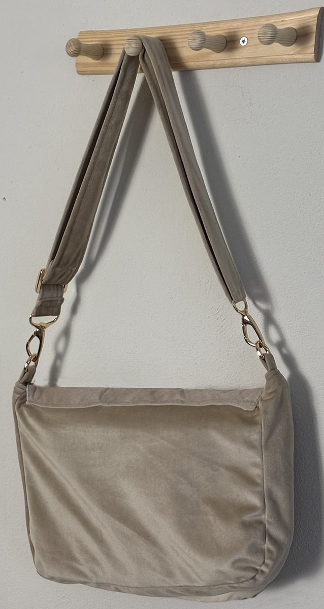 Tył torebki damskiej z weluru dekoracyjnego