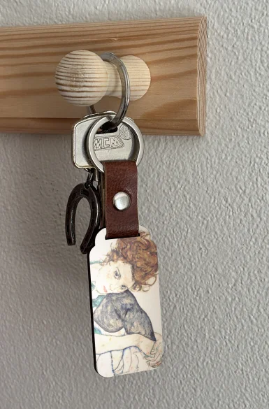 Brelok Siedząca kobieta z podniesionym kolanem Egon Schiele