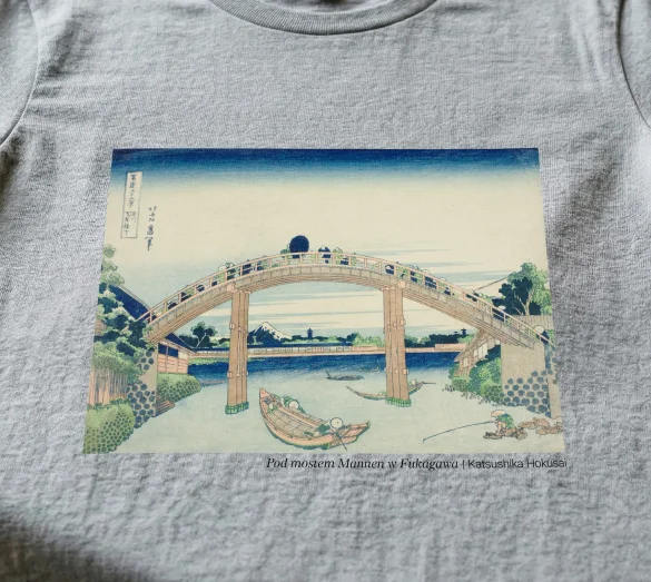 Koszulka z nadrukiem Pod mostem Mannen w Fukagawa Katsushika Hokusai