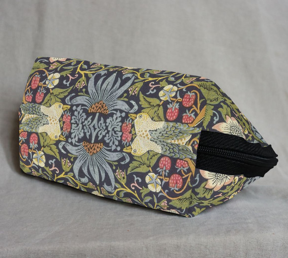 Kosmetyczka Kradzież truskawek William Morris