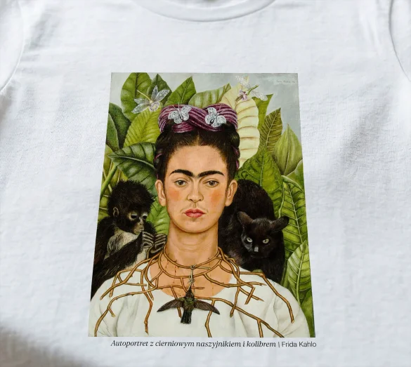 Koszulka z nadrukiem Autoportret z cierniowym naszyjnikiem i kolibrem Frida Kahlo