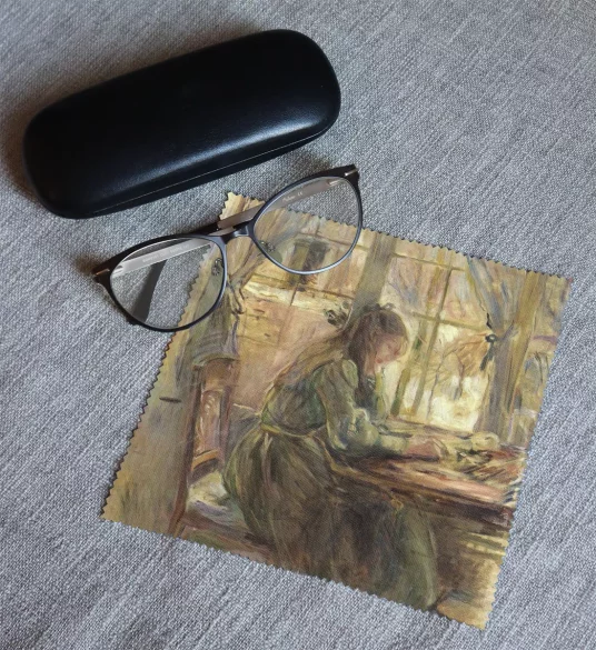 Ściereczka do okularów Julia przy stole Berthe Morisot