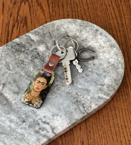 Brelok Autoportret z cierniowym naszyjnikiem i kolibrem Frida Kahlo