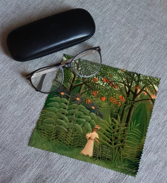 Ściereczka do okularów Woman Walking in an Exotic Forest Henri Rousseau