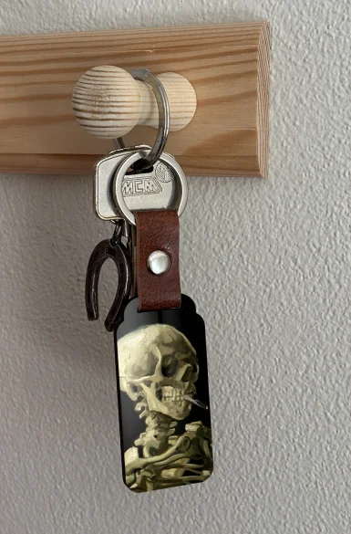 Brelok Czaszka z palącym się papierosem Vincent Van Gogh