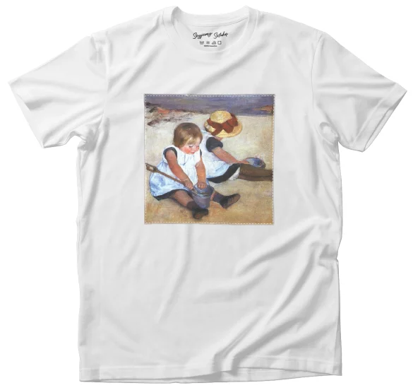 Koszulka z naszywką Dziewczynki bawiące się na plaży Mary Cassatt