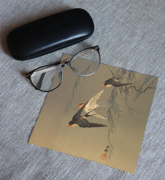 Ściereczka do okularów Trzy jaskółki rdzawoczerwone podczas nurkowania Ohara Koson