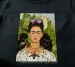 Koszulka z nadrukiem Autoportret z cierniowym naszyjnikiem i kolibrem Frida Kahlo