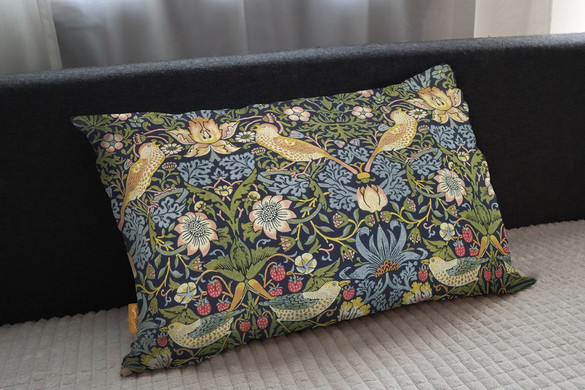 Poduszka Kradzież truskawek William Morris