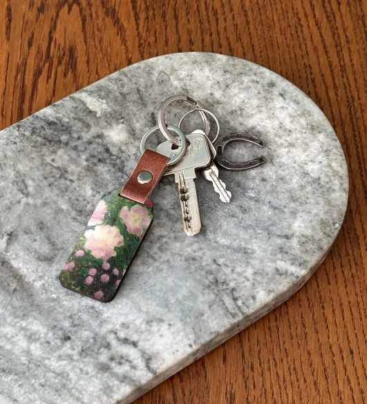 Brelok Kwitnące kwiaty na ogrodzeniu ogrodu Koloman Moser