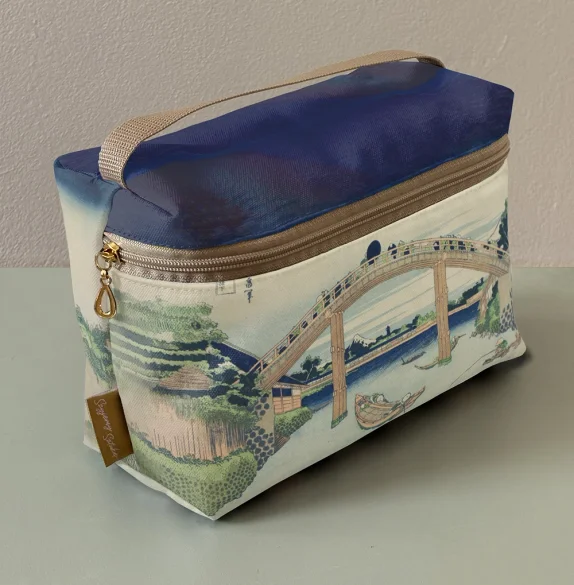 Kosmetyczka kuferek Pod mostem Mannen w Fukagawa Katsushika Hokusai