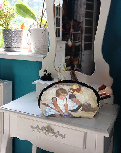 Kosmetyczka Dziewczynki bawiące się na plaży Mary Cassatt