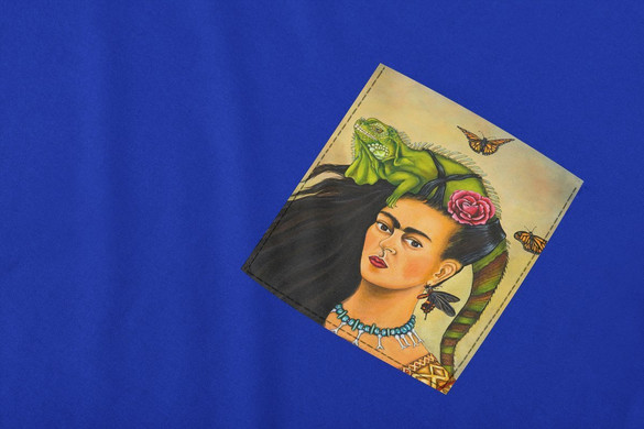 Koszulka z kieszonką Frida z legwanem – portret inspirowany Fridą Kahlo