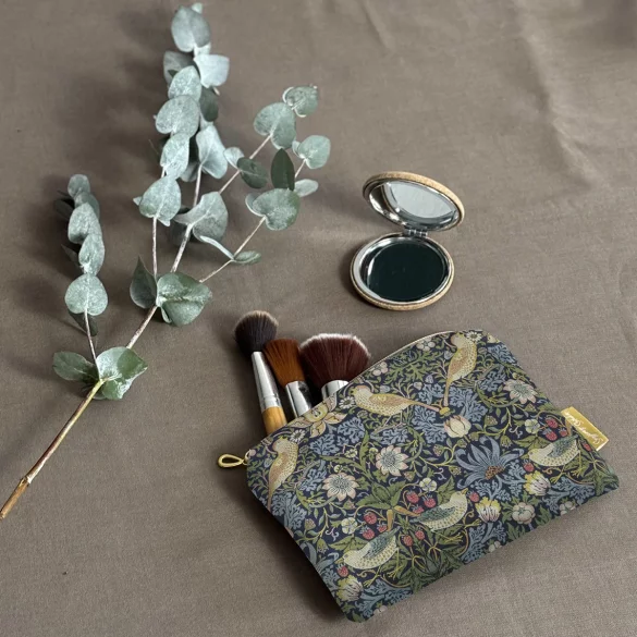 Kosmetyczka mini Kradzież truskawek William Morris