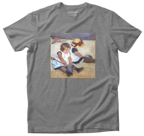 Koszulka z naszywką Dziewczynki bawiące się na plaży Mary Cassatt