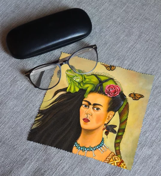 Ściereczka do okularów Frida z legwanem – portret inspirowany Fridą Kahlo