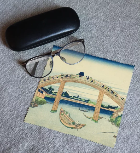 Ściereczka do okularów Pod mostem Mannen w Fukagawa Katsushika Hokusai