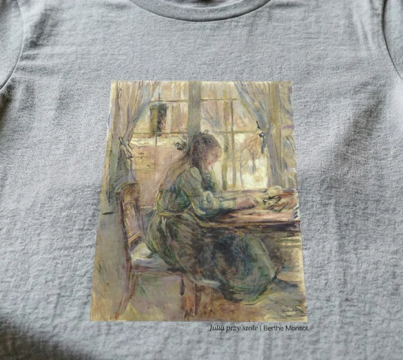 Koszulka z nadrukiem Julia przy stole Berthe Morisot