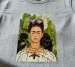 Koszulka z nadrukiem Autoportret z cierniowym naszyjnikiem i kolibrem Frida Kahlo