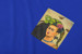 Koszulka z kieszonką Frida z legwanem – portret inspirowany Fridą Kahlo