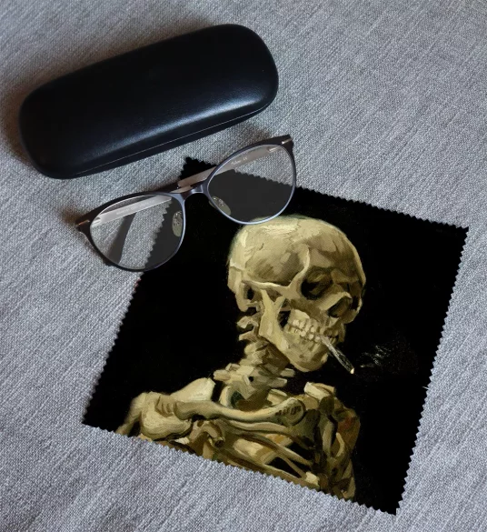 Ściereczka do okularów Czaszka z palącym się papierosem Vincent Van Gogh