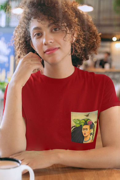 Koszulka z kieszonką Frida z legwanem – portret inspirowany Fridą Kahlo
