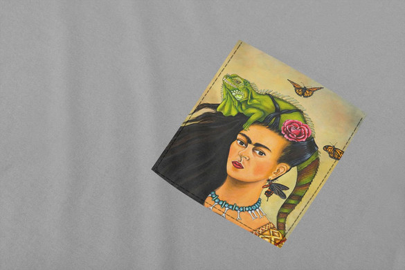 Koszulka z kieszonką Frida z legwanem – portret inspirowany Fridą Kahlo