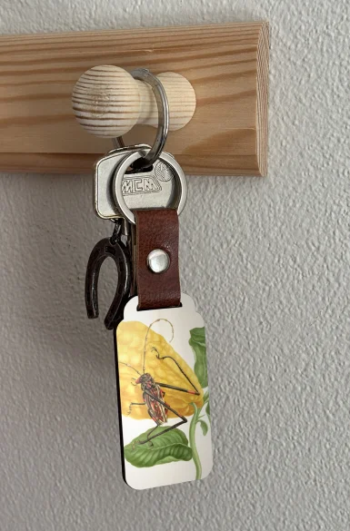 Brelok Cytryna z gąsienicą małpy i chrząszczem harlekin Maria Sibylla Merian