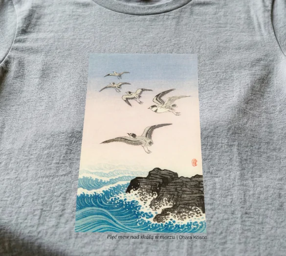 Koszulka z nadrukiem Pięć mew nad skałą w morzu Ohara Koson