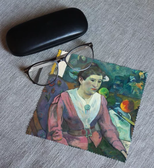 Ściereczka do okularów Kobieta na tle martwej natury, Cezanne Paul Gauguin