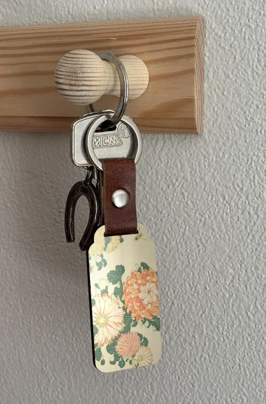 Brelok Chryzantemy i pszczoła Katsushika Hokusai