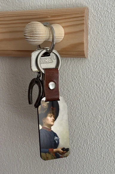 Brelok Kobieta z lornetką Anna Bilińska-Bohdanowiczowa