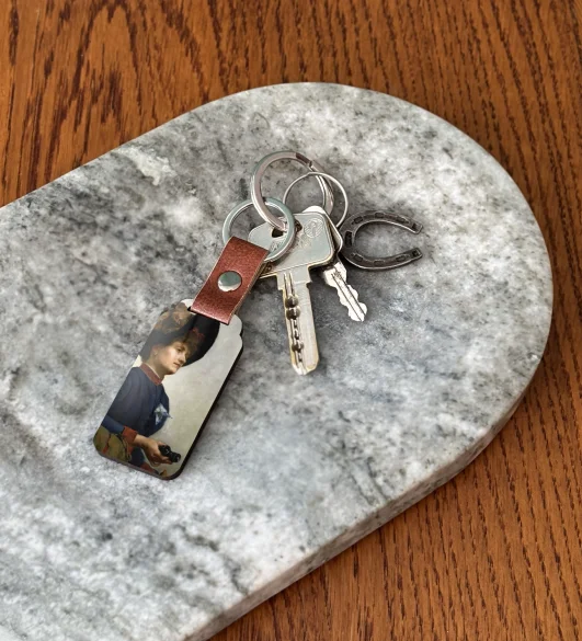 Brelok Kobieta z lornetką Anna Bilińska-Bohdanowiczowa