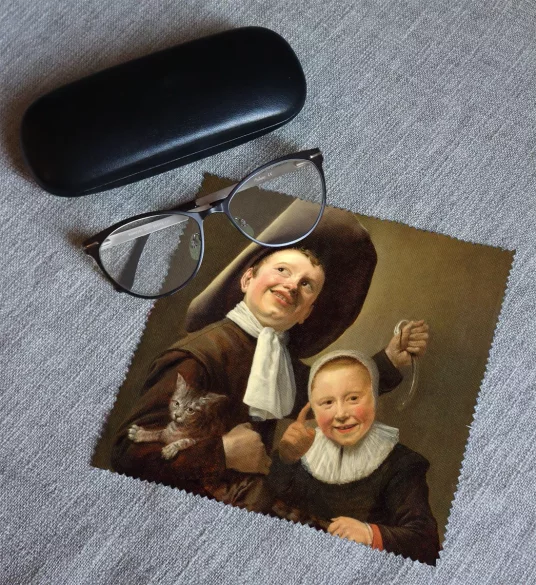 Ściereczka do okularów Chłopiec i dziewczynka z kotem i węgorzem Judith Leyster