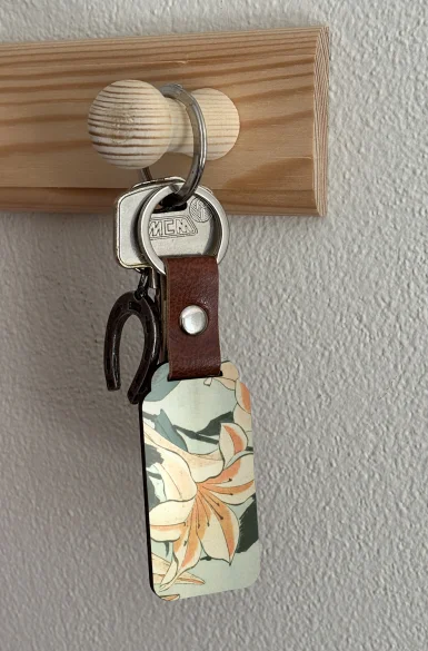 Brelok Lilie Katsushika Hokusai