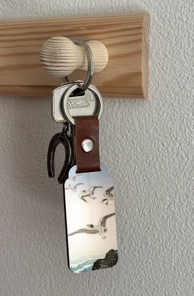 Brelok Pięć mew nad skałą w morzu Ohara Koson