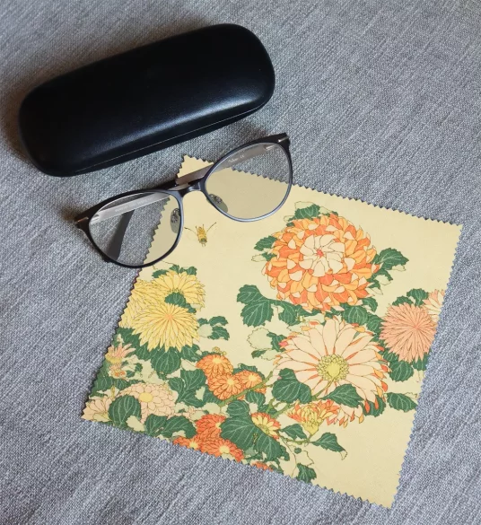 Ściereczka do okularów Chryzantemy i pszczoła Katsushika Hokusai