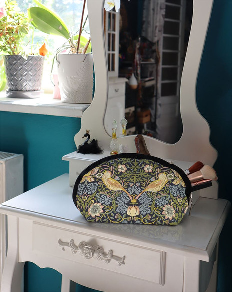 Kosmetyczka Kradzież truskawek William Morris