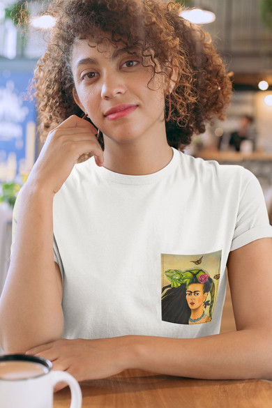 Koszulka z kieszonką Frida z legwanem – portret inspirowany Fridą Kahlo