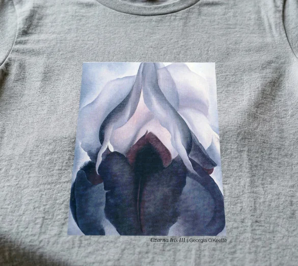 Koszulka z nadrukiem Czarna Iris III Georgia O’Keeffe