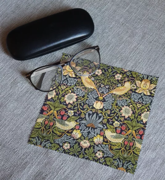 Ściereczka do okularów Kradzież truskawek William Morris