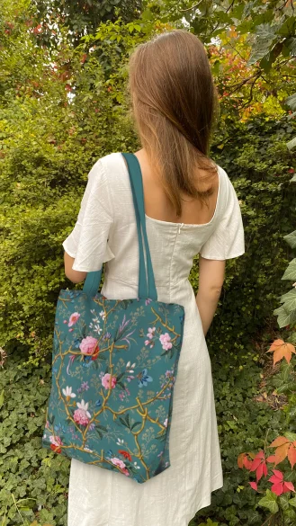 Torba na ramię shopper Projekt tkaniny z gałązkami na niebieskim tle William Kilburn