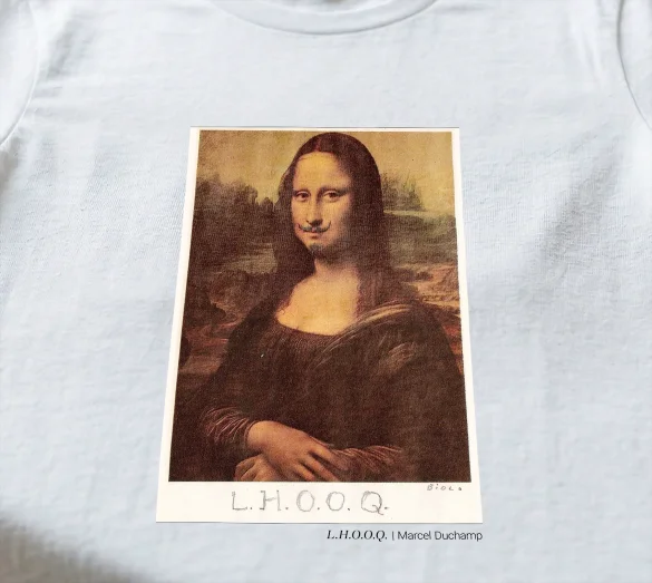 Koszulka z nadrukiem L.H.O.O.Q. Marcel Duchamp