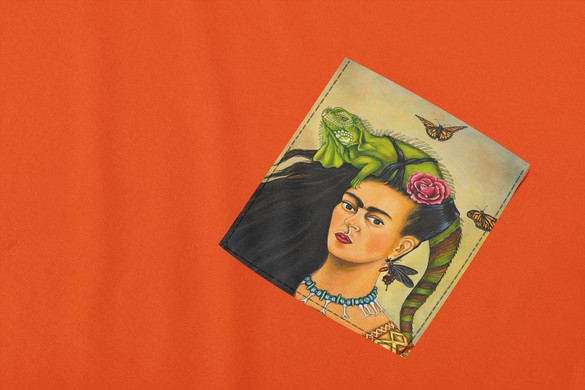 Koszulka z kieszonką Frida z legwanem – portret inspirowany Fridą Kahlo