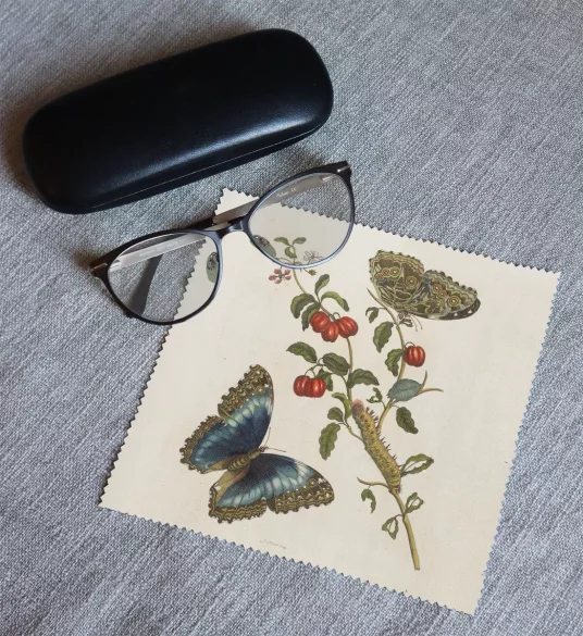Ściereczka do okularów Great Blue Butterflies and Red Fruits Maria Sibylla Merian